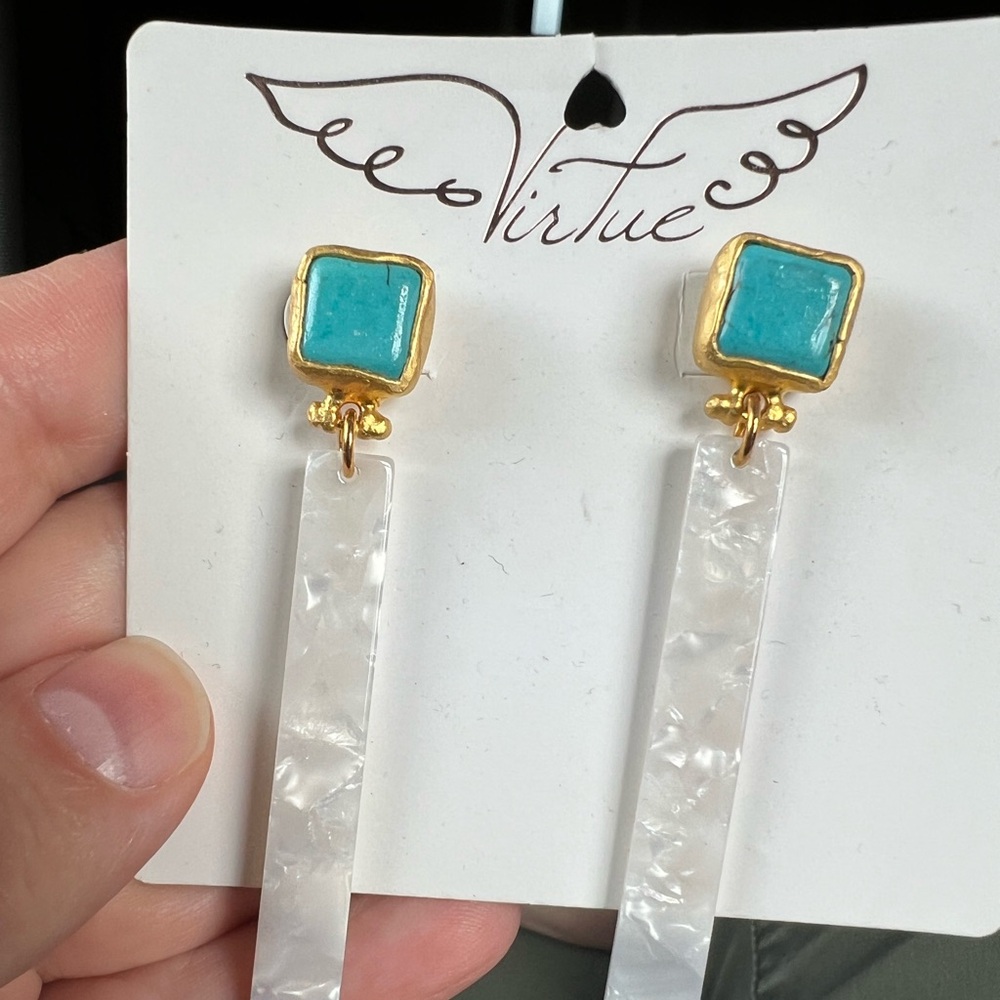 NWT Turquoise Post Acrylic Bar